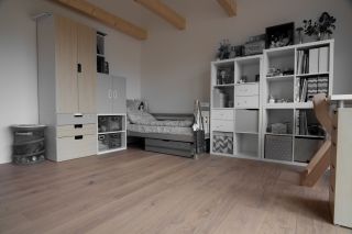 Klient si zvolil dub bělený s krásnou kresbou dřeva , rustikální třídění a tady je výsledek .